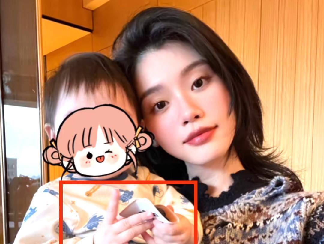 奚梦瑶|奚梦瑶在家中自拍，一岁女儿拿扑克玩耍，正脸照超可爱