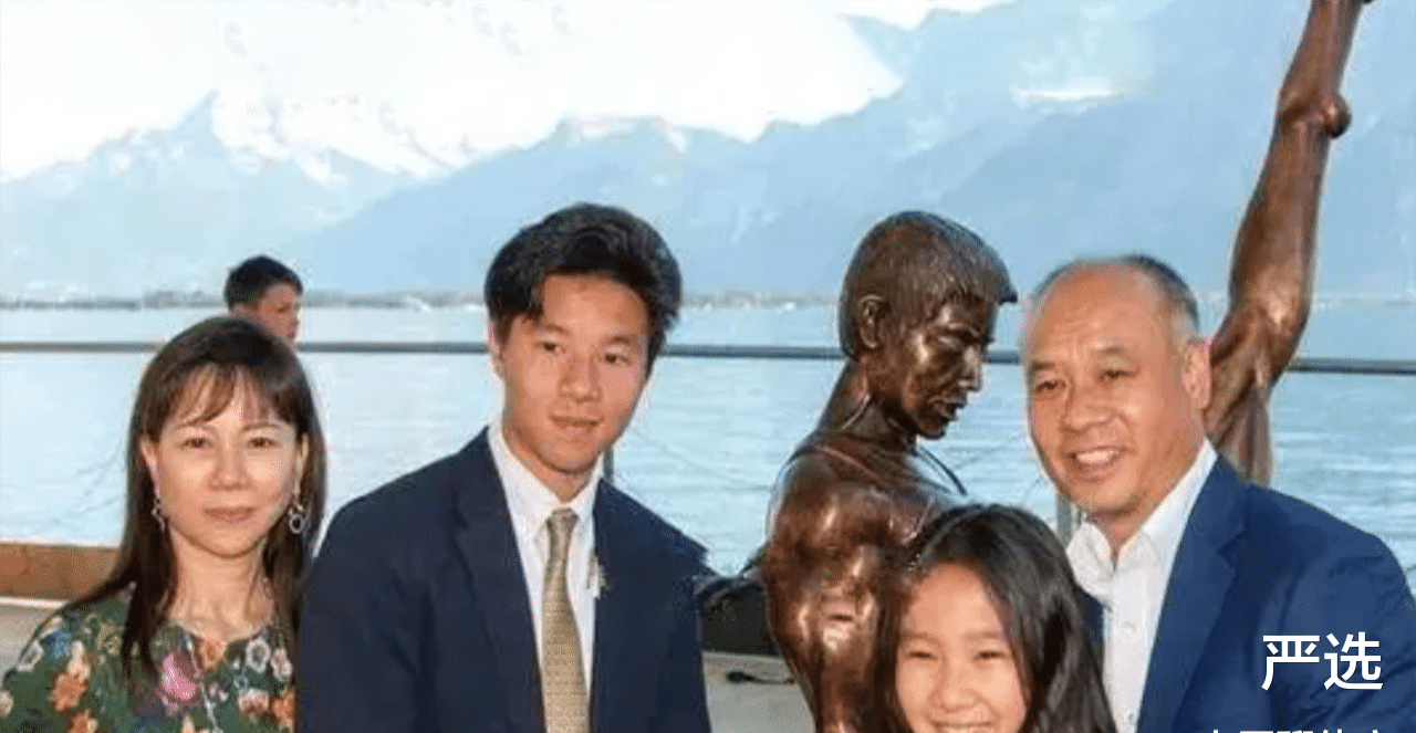 剃须刀|李宁如今满头白发身价百亿，57岁妻子风韵犹存，儿女双全特幸福