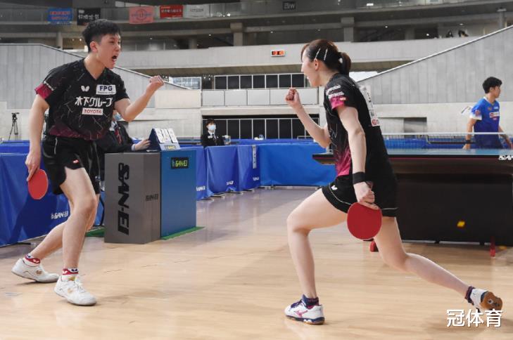 日本队|3-0！华裔教练助日乒新星夺冠，横扫张本智和妹妹，师徒开怀大笑