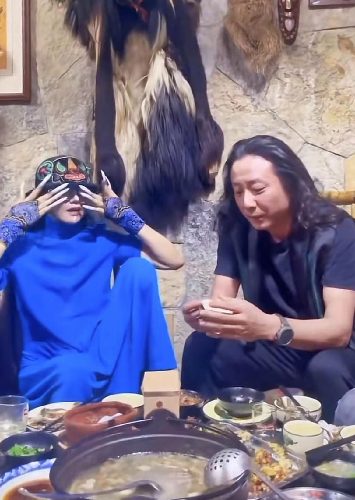 杨丽萍|63岁杨丽萍沉迷火锅疑开荤，主动斟酒招待客，指甲太长酒瓶拿不稳