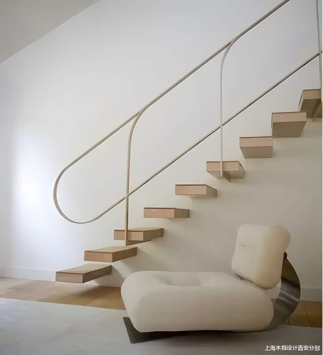 令人称奇的悬浮楼梯,原理竟等同于印度街头的人体悬浮术