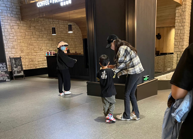 Angelababy|baby带小海绵逛乐园!母子俩穿亲子袜太有爱,前夫黄晓明深陷绯闻