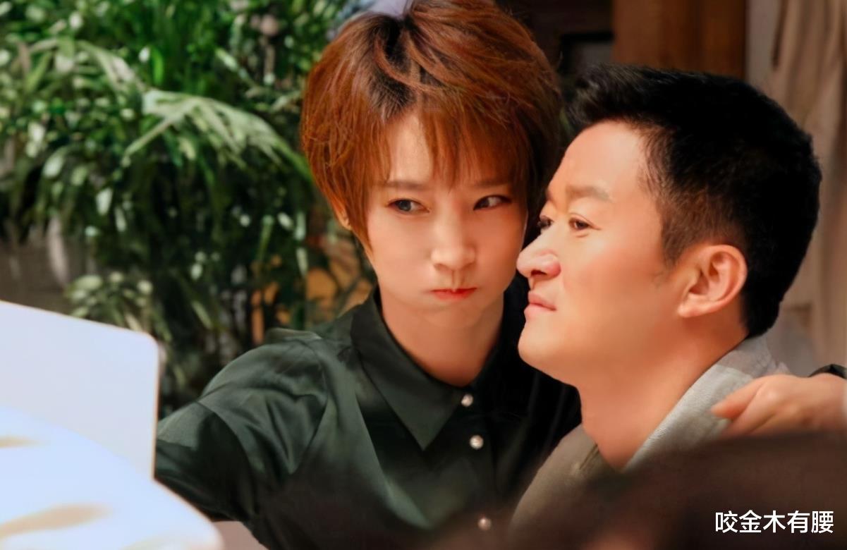 智取威虎山|吴京随谢楠回安徽老家，跪床边看望百岁奶奶，网友：骨子里的谦卑