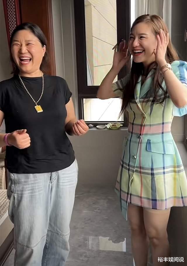 猴哥携妻子回老家过端午节!父母真实身份曝光,否认是富二代身份