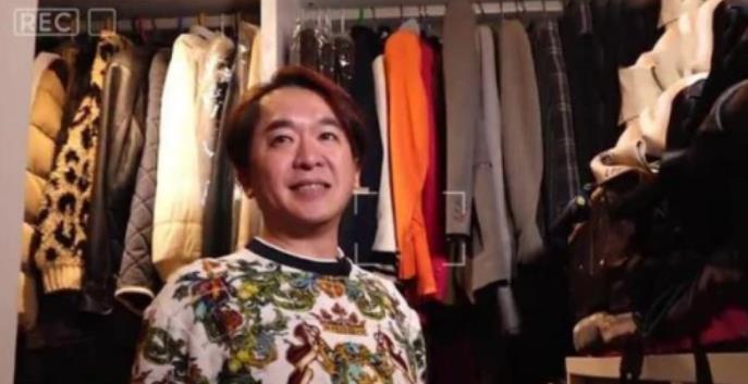 邓兆尊|晒晒港星邓兆尊的豪宅,门口气派还有围墙,在香港算是大户人家了