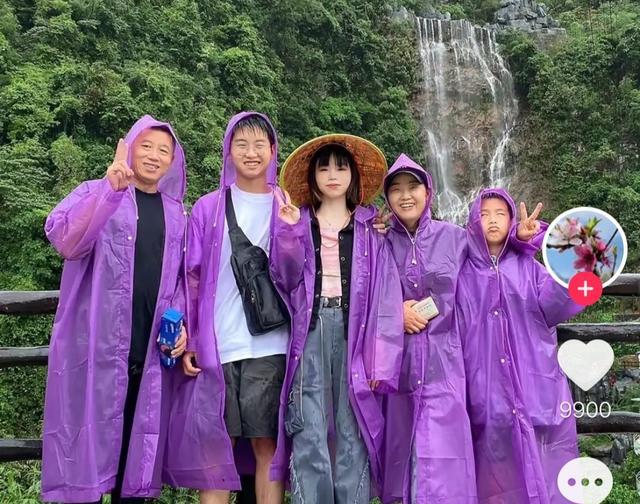 姐姐|孙海洋带孙卓郊游,和彭四英穿紫色雨衣,假期自行车绿色出行