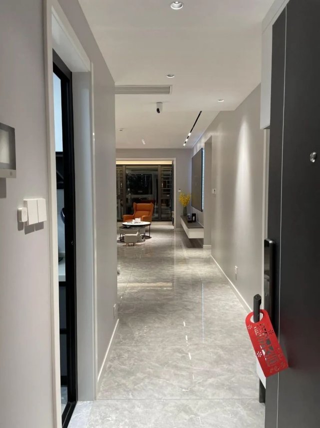 104平四口之家,客厅激光投影太过瘾,整柜的手办太壮观