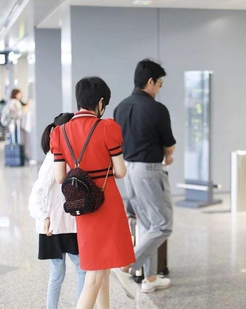 陆毅|陆毅一家三口罕走机场,身材爆肥好油腻,老婆素颜变大妈脸