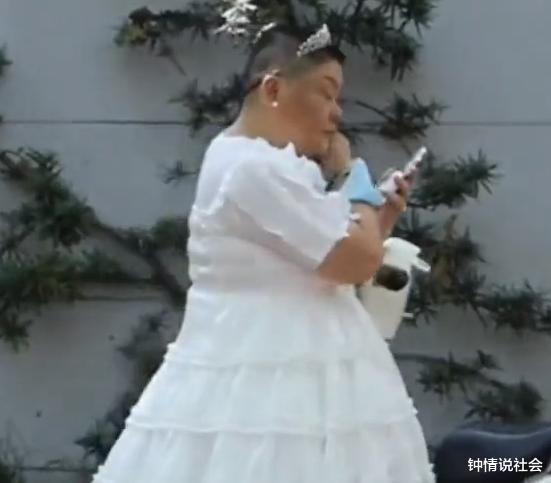上海一胖大妈留板寸,每天穿洛丽塔不重样引围观,笑对异样眼光