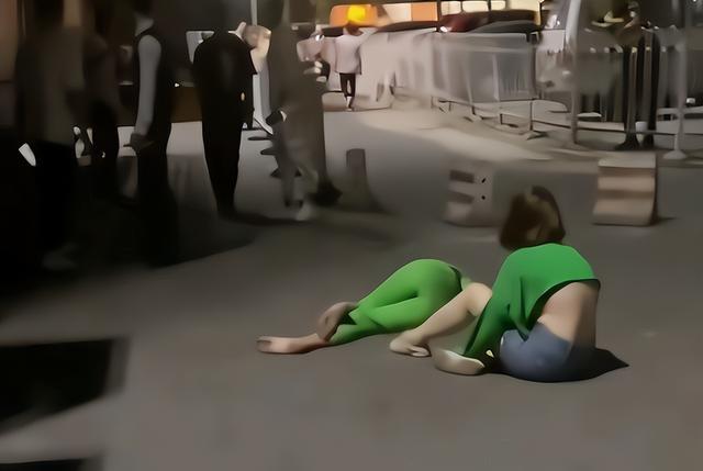回顾两女子醉酒后瘫倒街边,形象全无衣衫不整,网友:她们被绿了