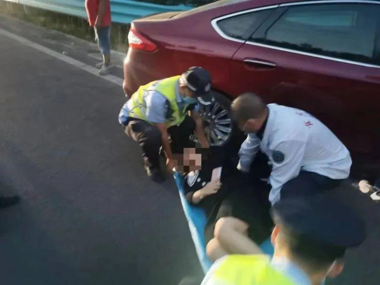 四川宜宾:突发!成宜段高速轿车追尾货车!一孕妇遇险
