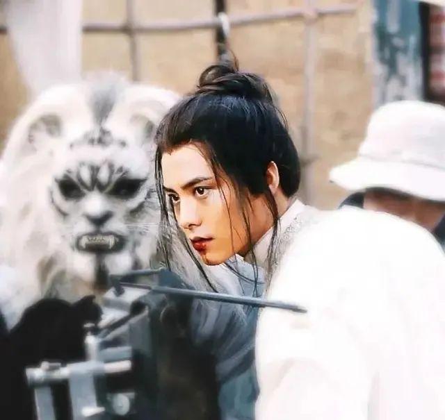 马天宇|母亲自杀父亲消失,她供弟弟马天宇上学,弟弟成名后伺候她坐月子