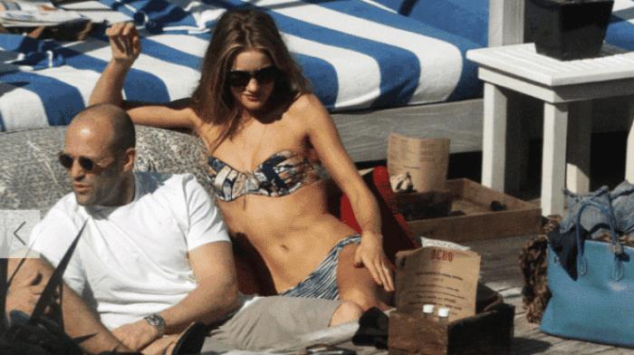 杰森·斯坦森|斯坦森带娇妻海边度假,娇妻坐在一侧吸烟场面温馨,这就是爱情的模样