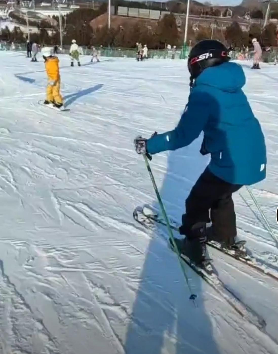 岳云鹏|林永健晒儿子滑雪，大竣身高快赶上成人，低调学习屡获国际大奖