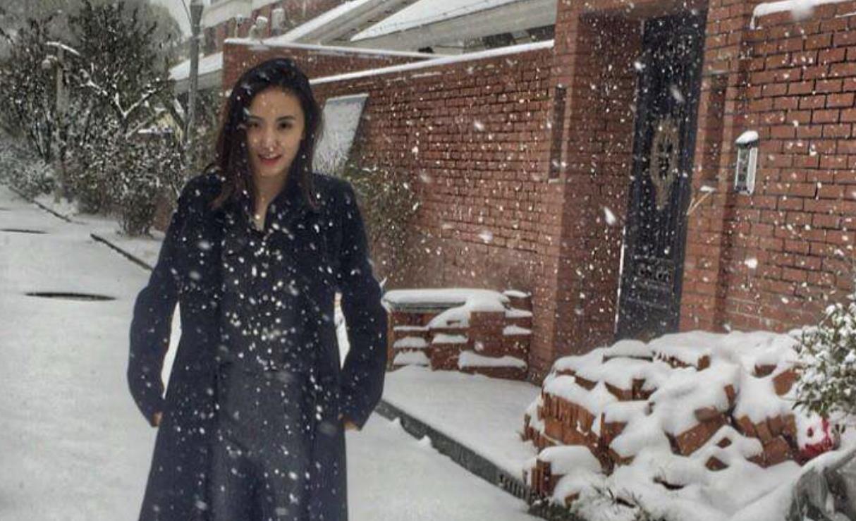 李亚鹏|李亚鹏承认与小19岁女友再婚，新娘系彝族模特，交往2年修成正果