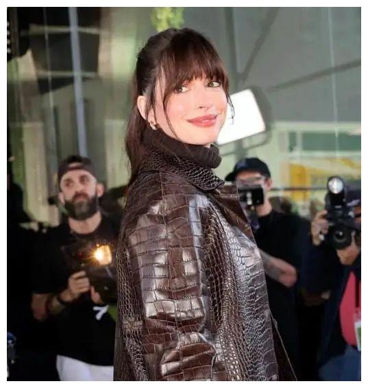 小周周|安妮·海瑟薇40岁了,越来越美的她要和弟弟恋爱了?