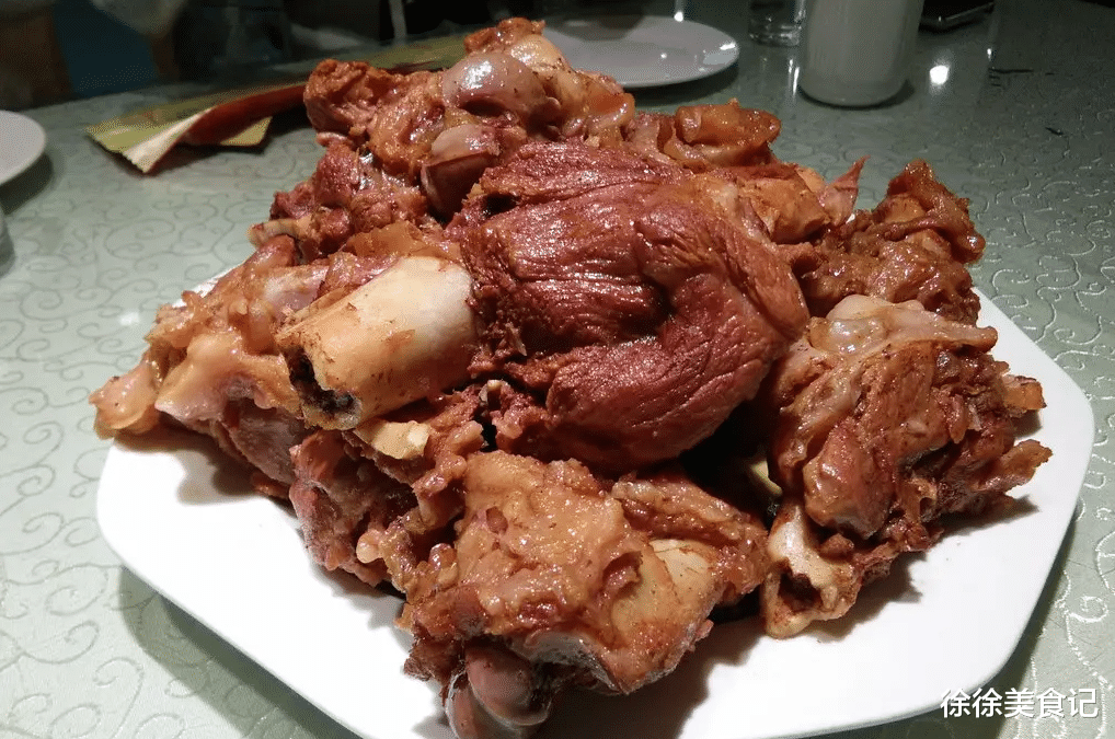 辽宁两位大爷相约聚会，3道美食，2款美酒，直叹这辈子值了！