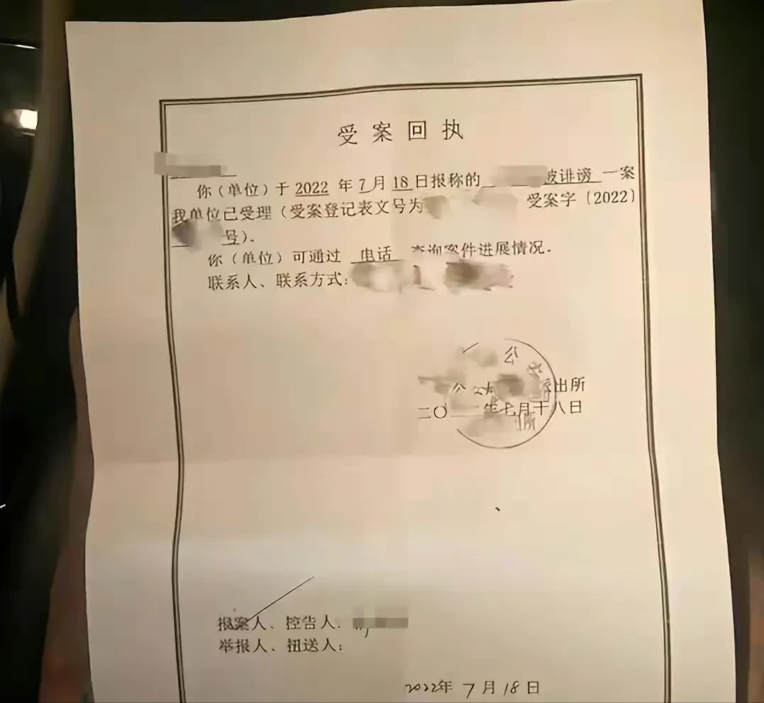 安徽合肥,一名身材高挑的漂亮女孩将自己的订婚照发到网上