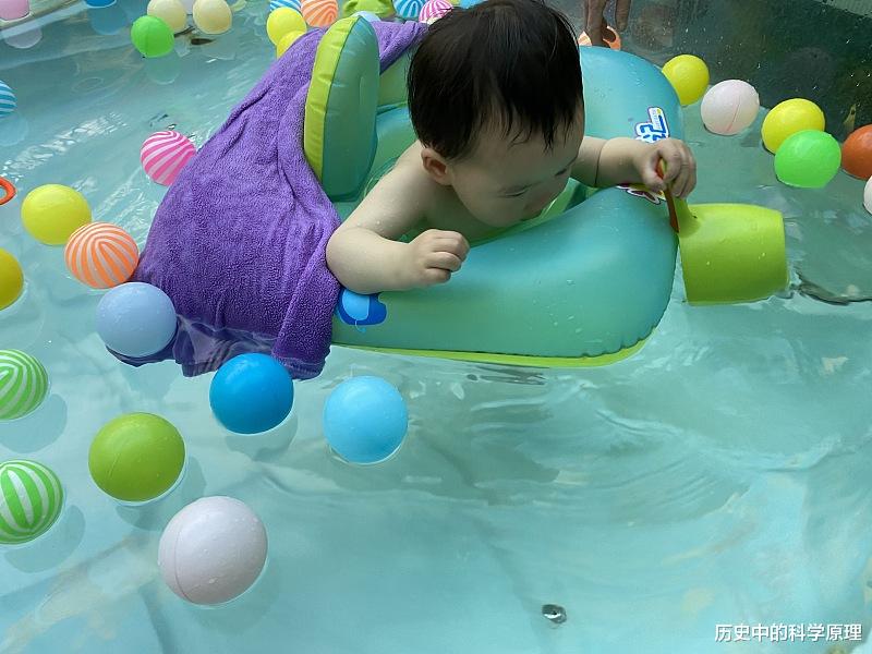 为何人类在婴幼儿期好动,步入老年却一点不想动?不堪这个世界的“重负”