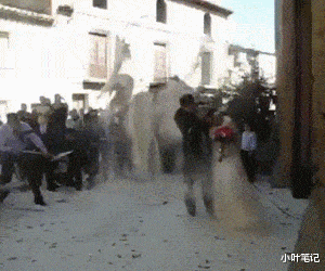 我想问一下，这靴子这么严实，捂一天什么味道？