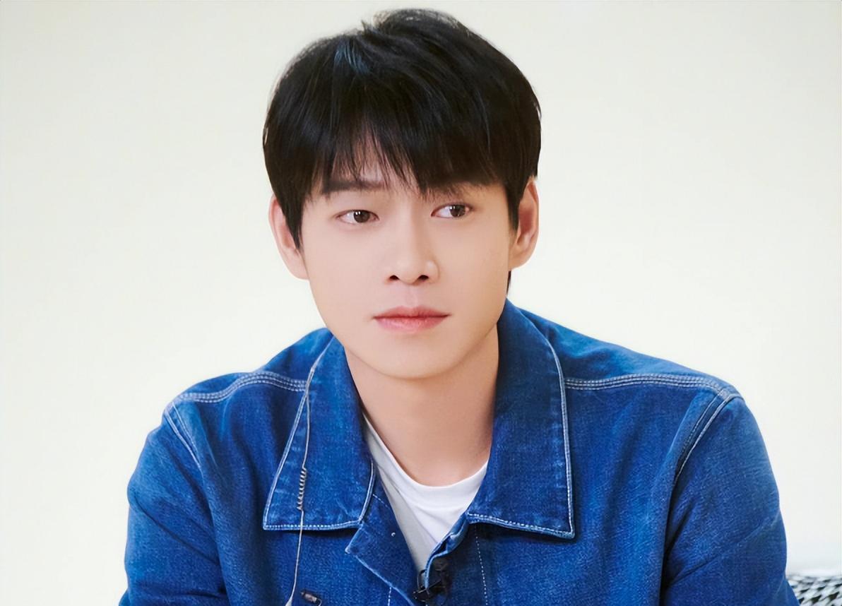 秦岚|魏大勋秦岚乘电梯被偶遇！男方躲角落女方很坦然，网友：各取所需