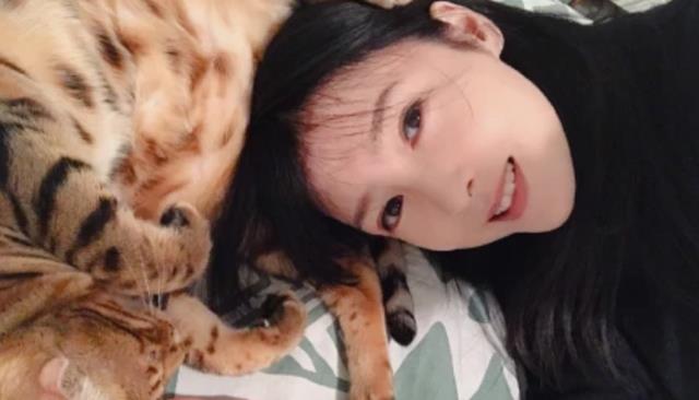 晒晒周慧敏在加拿大的豪宅,生活很节俭,家里装修连吊顶都没有