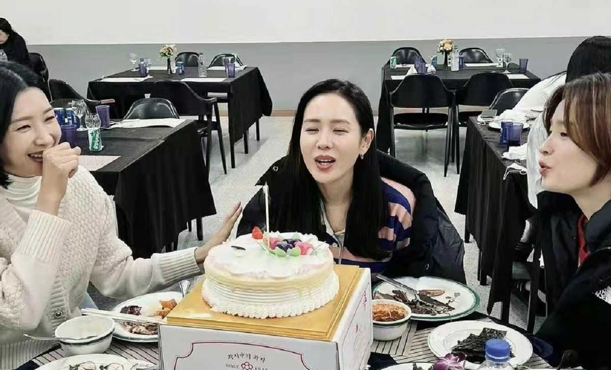 孙艺珍|孙艺珍喜迎40岁生日！晒捧脸美照娇俏似少女，跟玄彬恋爱后更美了