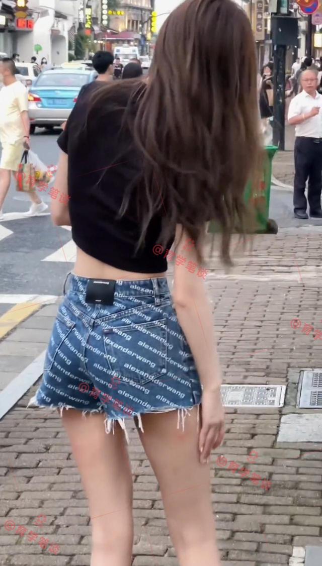 江苏一女孩当街抹止痒水,只因被蚊子叮咬了,网友:让我来