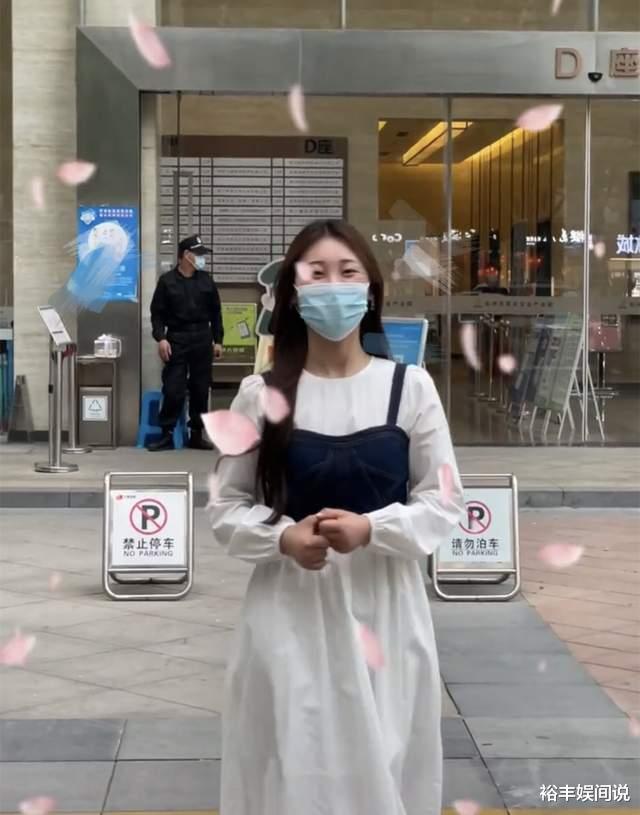 陈亚男|陈亚男亲自为粉丝做蛋糕，特地带着摄影前往粉丝家中，遭质疑摆拍