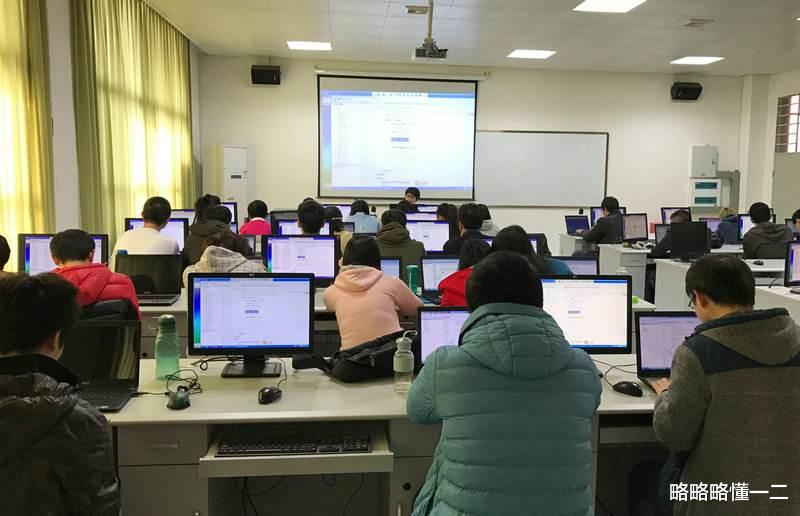 大学生|刚上“大二”就要准备实习？被迫内卷下的大学生，早早准备就业了