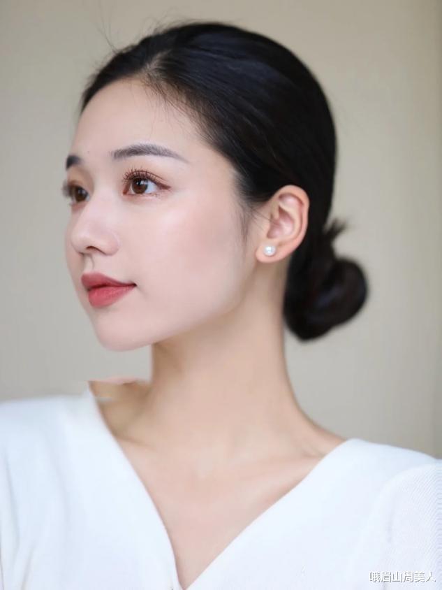 女生涂口红时,千万不要有这3种“坏习惯”,会让嘴唇越变越丑