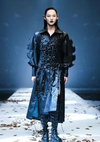 洪晃|教材插图事件洪晃发文道歉，肖鹰强硬回应：不把网络狂犬当人