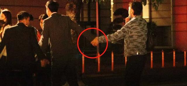 郑元畅|郑元畅与男性友人深夜出行!牵手搂腰好不亲密,39岁至今未婚未恋