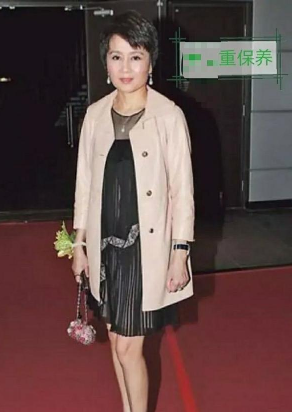 赌王|赌王四太判若两人|赌王在时光彩照人的梁安琪打扮随意衰老惊人?