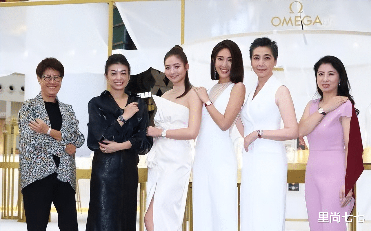 穿衣搭配 隋棠59岁婆婆状态也太棒了，留超短发仪态出挑，美过女儿和儿媳妇