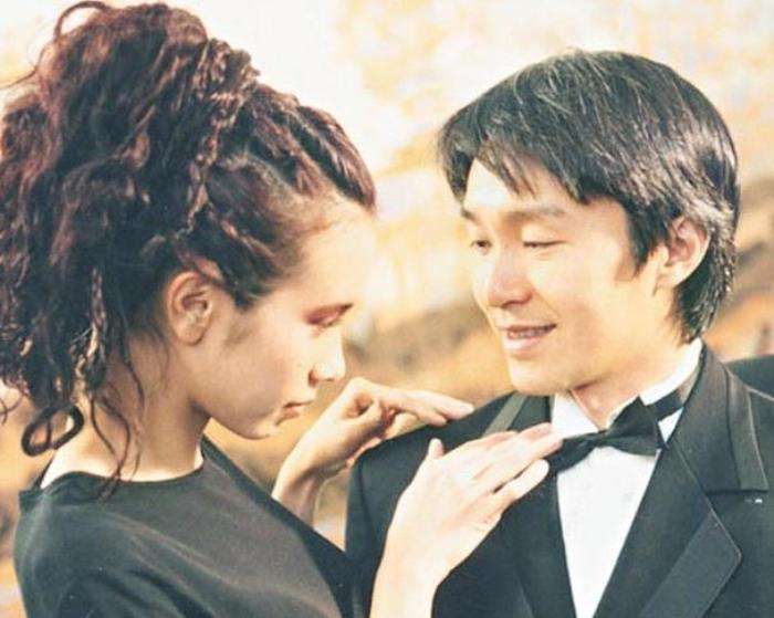 |52岁莫文蔚晒照庆生！与德国老公相拥合影太甜蜜，当后妈也很开心