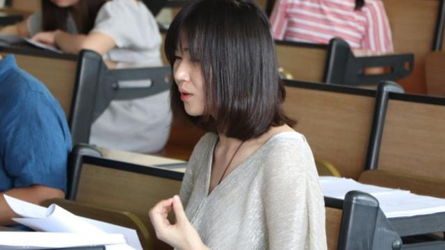 考试|南京某高校女生，穿丝袜短裙考试，遭网友质疑后回怼：21世纪了