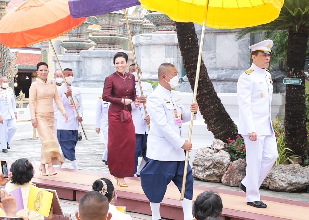 发型 苏提达穿红衣亮相比结婚时候还美！新发型惊艳，大公主都输给王后