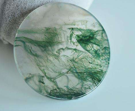 玛瑙|你分得清水草玛瑙和飘花翡翠吗？前者是杂草丛生，后者是缥缈山水