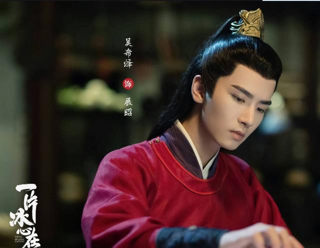 白敬亭|白敬亭置顶8年的女明星，与小9岁吴希泽恋情曝光，素颜状态惹争议