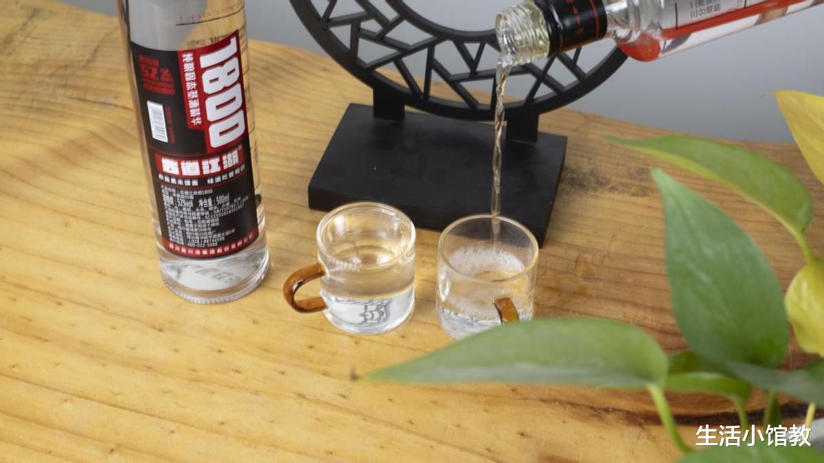 浙江杭州,一男子飞山东济南吃席,随礼1万喝3杯茅台欲走,下1秒却决定不走,为啥?
