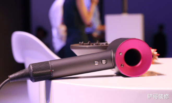 蜂蜜 3000多的戴森吹风机值得买吗？用了半年多，发现还是国货“香”