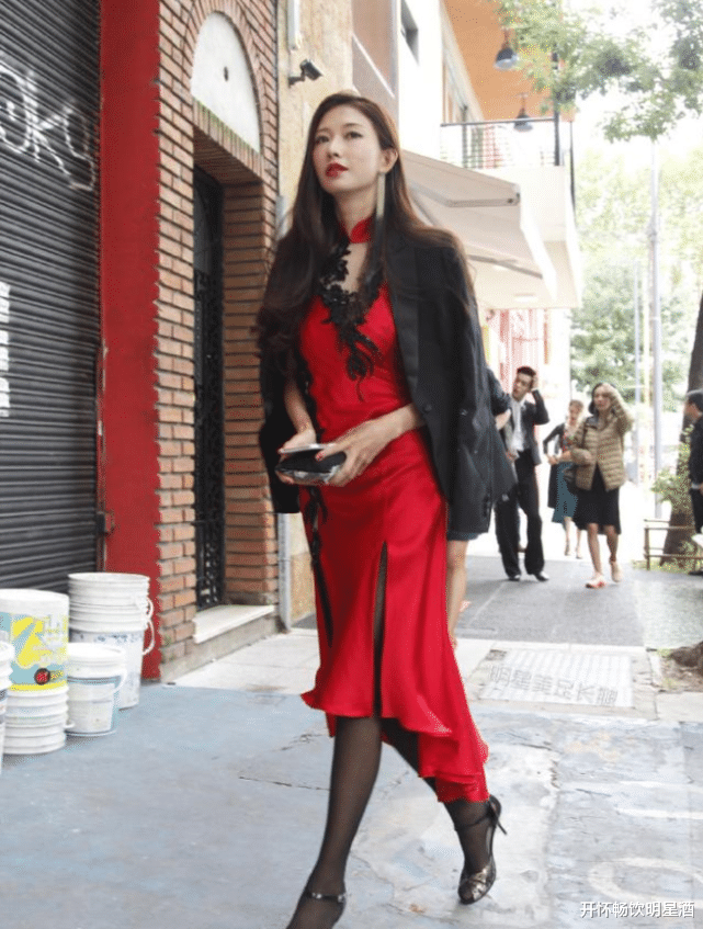 林志玲|高开叉红裙搭配黑色丝袜，让林志玲彻底解放天性，网友：哇哦！