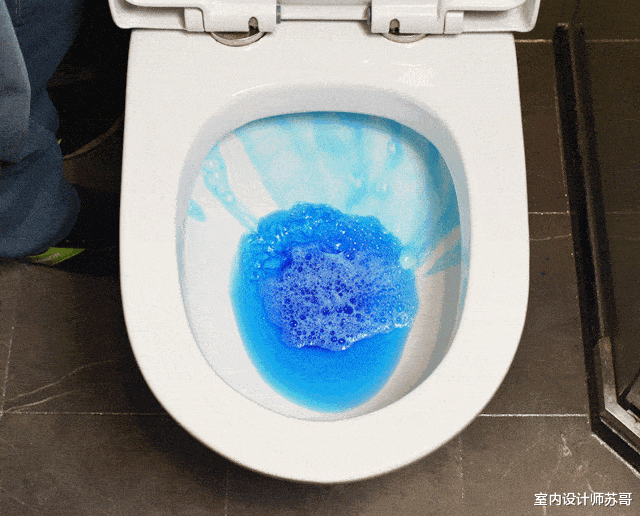 上完厕所,门打开还是“关上”?很多人做错,难怪卫生间又臭又脏