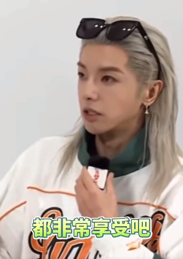 李宁|李宁新品服装被指像日本军服，肖战华晨宇被波及，执行董事发声回应