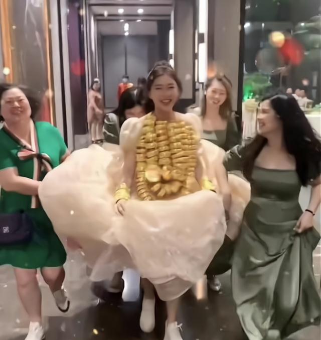 女子出嫁身上挂满镯子,一个人拯救一个金店,网友:钱能买幸福吗
