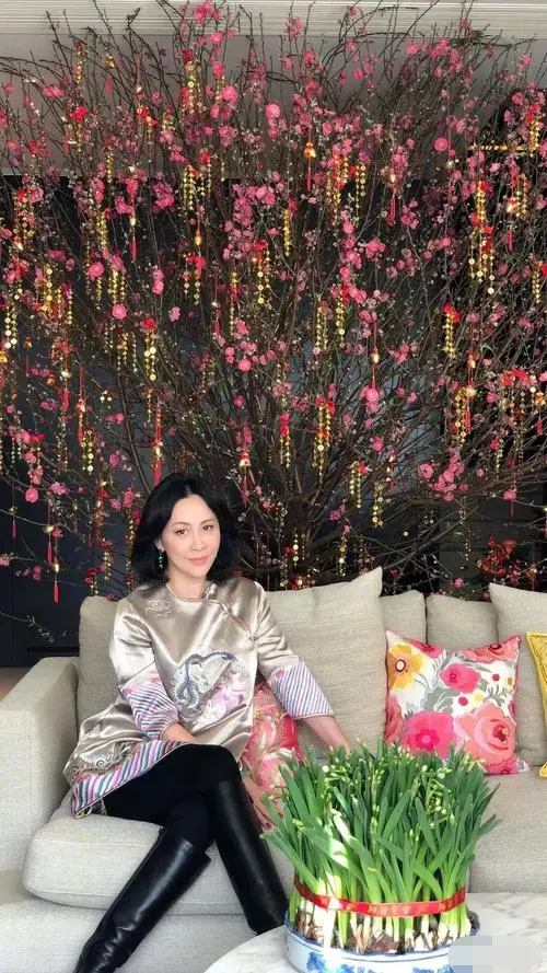 梁朝伟|梁朝伟回国头发花白变化大!与刘嘉玲秀恩爱,豪宅内2米桃树吸睛