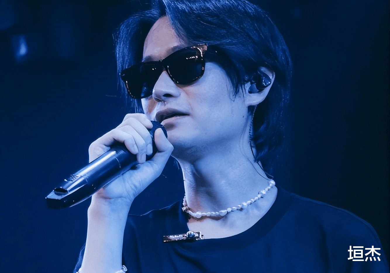 挪用公款|知名歌手撕前女友，曝其出轨挪用公款，还同时跟10个男人发生关系