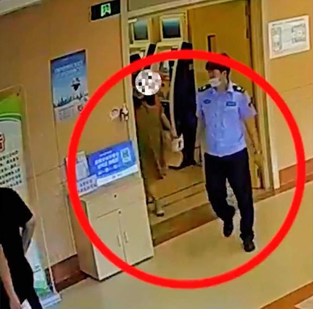 浙江一警嫂独自产检,偶遇丈夫带着别的孕妇,俩人对视一眼后秒懂