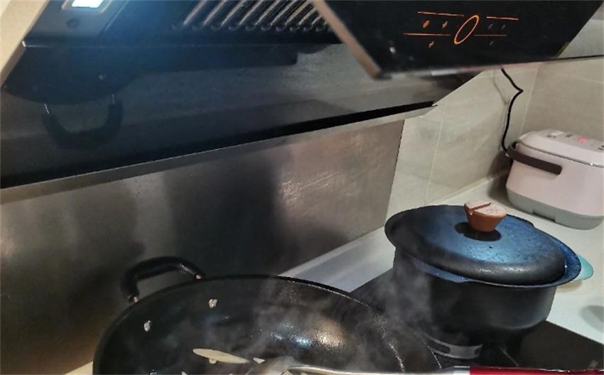 为何炒完菜不能立刻关上油烟机?才发现自己做错了好多年